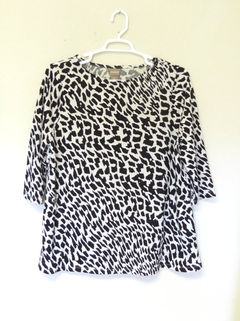 Chico's black and white abstract animal print 3/4 sleeve sweater size 3 / XL